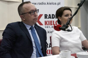 Świąteczne Studio Polityczne Radia Kielce. Na zdjęciu: Artur Gierada, poseł Platformy Obywatelskiej i Marzena Okła-Drewnowicz, poseł Platformy Obywatelskiej / Robert Felczak / Radio Kielce