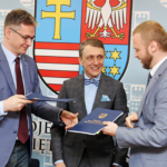 Podpisanie umowy dotyczącej budowy łącznicy kolejowej Czarnca - Włoszczowa Północ / sejmik.kielce.pl