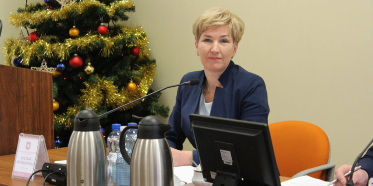 IV sesja rady miejskiej w Busku-Zdroju. Na zdjęciu wiceprzewodnicząca Lucyna Wojnowska / Marta Gajda / Radio Kielce