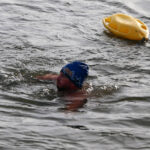 Sandomierz. Zimowa przeprawa Wisły wpław / Grażyna Szlęzak-Wójcik / Radio Kielce