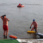 Sandomierz. Zimowa przeprawa Wisły wpław / Grażyna Szlęzak-Wójcik / Radio Kielce