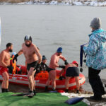 Sandomierz. Zimowa przeprawa Wisły wpław / Grażyna Szlęzak-Wójcik / Radio Kielce