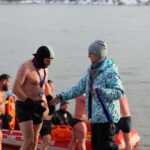 Sandomierz. Zimowa przeprawa Wisły wpław / Grażyna Szlęzak-Wójcik / Radio Kielce