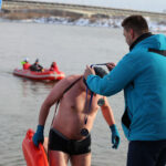 Sandomierz. Zimowa przeprawa Wisły wpław / Grażyna Szlęzak-Wójcik / Radio Kielce