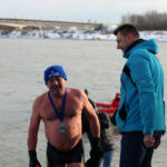 Sandomierz. Zimowa przeprawa Wisły wpław / Grażyna Szlęzak-Wójcik / Radio Kielce