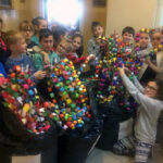 600 metrów świątecznego łańcucha wykonali uczniowie ze Szkoły Podstawowej imienia Marszałka Józefa Piłsudskiego w Opatowcu / Szkoła Podstawowa imienia Marszałka Józefa Piłsudskiego w Opatowcu