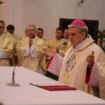 Biskup sandomierski Krzysztof Nitkiewicz pobłogosławił sandomierską delegację na wyjazd do Panamy / ks. Tomasz Lis