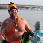 Sandomierz. Zimowa przeprawa Wisły wpław / Grażyna Szlęzak-Wójcik / Radio Kielce