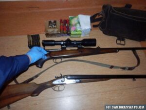Broń znaleziona w bagażniku auta nietrzeźwego kierowcy / świętokrzyska policja