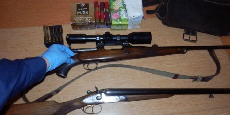 Broń znaleziona w bagażniku auta nietrzeźwego kierowcy / świętokrzyska policja