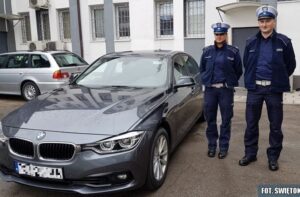 Policjanci z drogówki w Końskich pomogli w uratowaniu kobiety z zawałem serca / świętokrzyska policja