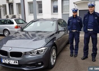 Policjanci z drogówki w Końskich pomogli w uratowaniu kobiety z zawałem serca / świętokrzyska policja