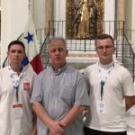 Kielczanie z biskupem Janem Piotrowskim w stolicy Panamy. Na zdjęciu bp Jan Piotrowski i klerycy Artur Podgórski i Damian Liwocha / Ksiądz Łukasz Zygmunt, ksiądz Michał Haśnik, Aleksandra Kujszczyk