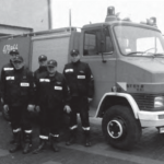 Zajeziorze w gminie Samborzec. Zdjęcia z  publikacji historycznej. Członkowie Ochotniczej Straży Pożarnej w Zajeziorzu / mieszkańcy