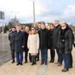 Przebudowana ul. Jana Pawła II, na zdjęciu: radny Krzysztof Zuba, senator Krzysztof Słoń, radny Sławomir Rymarczyk, wojewoda świętokrzyski Agata Wojtyszek, prezydent Starachowic Marek Materek,  starosta starachowicki Piotr Bbicki, radna Agnieszka Cheba, wykonawca robót Grzegorz Adamus, wiceprezydent Starachowic Ewa Skiba / UM Starachowice
