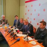 Konferencja Bogdana Wenty. Od prawej: pełnomocnik prezydenta Danuta Papaj, wiceprezydent Kielc Marcin Różycki, prezydent Kielc Bogdan Wenta / Daniel Lenart / Radio Kielce