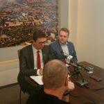 Od lewej: Piotr Babicki, starosta starachowicki i Marek Materek, prezydent Starachowic / Daniel Lenart / Radio Kielce