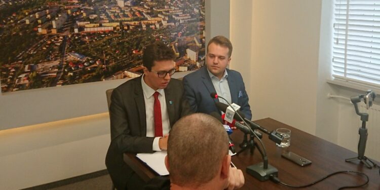 Od lewej: Piotr Babicki, starosta starachowicki i Marek Materek, prezydent Starachowic / Daniel Lenart / Radio Kielce