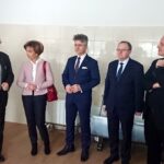 Kielce. Prezes PFRON odwiedziła Zakład Aktywności Zawodowej. Na zdjęciu (od lewej): ks. Stanisław Słowik - dyrektor Caritas diecezji kieleckiej, Marlena Maląg - prezes PFRON, senator Krzysztof Słoń, Andrzej Michalski - dyrektor świętokrzyskiego oddziału PFRON i ks. Krzysztof Banasik - zastępca dyrektora Caritas diecezji kieleckiej / Iwona Murawska / Radio Kielce