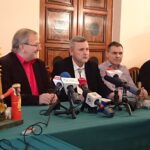 Kielce. Konferencja ws. Orszaku Trzech Króli. Na zdjęciu (od lewej): Stanisław Bętkowski - w orszaku jako Melchior, Jarosław Machnicki  - dyrektor WDK, Kazimierz Stafiej - kolarz szosowy, Szymon Biały - zastępca dyrektora WDK / Marlena Płaska / Radio Kielce