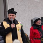 Orszak Trzech Króli. Na zdjęciu: proboszcz parafii Wszystkich Świętych w Starachowicach ks. Marek Bartosiński i prowadzący Orszak Jacek Tarnowski / Anna Głąb / Radio Kielce