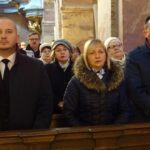 Jędrzejów. Msza święta w intencji Pawła Adamowicza. Na zdjęciu (od lewej): Marcin Piszczek - burmistrz Jędrzejowa, Maria Barańska - wicestarosta Jędrzejowski i Paweł Faryna - starosta jędrzejowski / Ewa Pociejowska - Gawęda / Radio Kielce