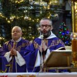 Jędrzejów. Msza święta w intencji Pawła Adamowicza. Na zdjęciu (od lewej): ojciec Wiesław Kundera - proboszcz kościoła klasztornego cystersów i ojciec Jakub Zawadzki - cysters / Ewa Pociejowska - Gawęda / Radio Kielce