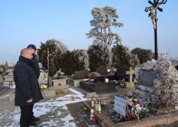 W Jędrzejowie uczczono pamięć uczestników Powstania Styczniowego. Na zdjęciu burmistrz Jędrzejów Marcin Piszczek oraz Marek Godlewski - pracownik Straży Miejskiej  / Ewa Pociejowska-Gawęda / Radio Kielce