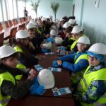 Uczniowie Szkoły Podstawowej z Sobkowa w Zakładach  Mechanicznych  BIFAMET w Jędrzejowie / Ewa Pociejowska - Gawęda / Radio Kielce