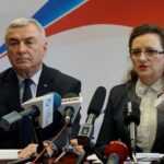 Kielce. Podpisanie umowy na realizację programu „Bezpieczni na 5+”. Na zdjęciu: marszałek Andrzej Bętkowski i wojewoda Agata Wojtyszek / Mateusz Kaczmarczyk / Radio Kielce