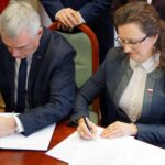 Kielce. Podpisanie umowy na realizację programu „Bezpieczni na 5+”. Na zdjęciu: marszałek Andrzej Bętkowski i wojewoda Agata Wojtyszek / Mateusz Kaczmarczyk / Radio Kielce