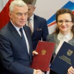 Kielce. Podpisanie umowy na realizację programu „Bezpieczni na 5+”. Na zdjęciu: marszałek Andrzej Bętkowski i wojewoda Agata Wojtyszek / Mateusz Kaczmarczyk / Radio Kielce