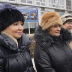 Konferencja przed budynkiem Zespołu Szkół Zawodowych nr 3 w Starachowicach. Na zdjęciu od lewej:  radna Agnieszka Kuś, radna Danuta Krępa, radna Joanna Główka / Michał Kita / Radio Kielce