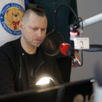 Kielce. Akcja pomocy dla Moniki Wawrzkiewicz z Połańca. W Radiu Kielce nagrano spot zachęcający do udziału w zbiórce pieniędzy na pomoc dla Moniki. Na zdjęciu: Tomasz Joseph Bracichowicz z zespołu Mafia  / Robert Felczak / Radio Kielce