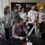 Kielce. Akcja pomocy dla Moniki Wawrzkiewicz z Połańca. W Radiu Kielce nagrano spot zachęcający do udziału w zbiórce pieniędzy na pomoc dla Moniki / Robert Felczak / Radio Kielce