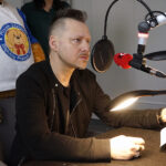 Kielce. Akcja pomocy dla Moniki Wawrzkiewicz z Połańca. W Radiu Kielce nagrano spot zachęcający do udziału w zbiórce pieniędzy na pomoc dla Moniki. Na zdjęciu: Tomasz Joseph Bracichowicz z zespołu Mafia  / Robert Felczak / Radio Kielce