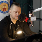Kielce. Akcja pomocy dla Moniki Wawrzkiewicz z Połańca. W Radiu Kielce nagrano spot zachęcający do udziału w zbiórce pieniędzy na pomoc dla Moniki. Na zdjęciu: Tomasz Joseph Bracichowicz z zespołu Mafia  / Robert Felczak / Radio Kielce