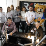 Kielce. Akcja pomocy dla Moniki Wawrzkiewicz z Połańca. W Radiu Kielce nagrano spot zachęcający do udziału w zbiórce pieniędzy na pomoc dla Moniki / Robert Felczak / Radio Kielce