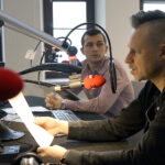 Kielce. Akcja pomocy dla Moniki Wawrzkiewicz z Połańca. W Radiu Kielce nagrano spot zachęcający do udziału w zbiórce pieniędzy na pomoc dla Moniki. Na zdjęciu: Tomasz Joseph Bracichowicz z zespołu Mafia  / Robert Felczak / Radio Kielce