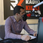 Kielce. Akcja pomocy dla Moniki Wawrzkiewicz z Połańca. W Radiu Kielce nagrano spot zachęcający do udziału w zbiórce pieniędzy na pomoc dla Moniki. Na zdjęciu: podkomisarz Łukasz Pabian, naczelnik Wydziału Prewencji w IV Komisariacie Komendy Miejskiej Policji w Kielcach / Robert Felczak / Radio Kielce