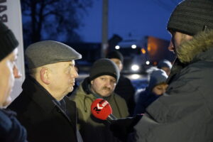 Interwencja w Brzezinach. Na zdjęciu burmistrz Morawicy Marian Buras / Grzegorz Jamka / Radio Kielce