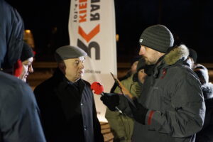 Interwencja w Brzezinach. Na zdjęciu od lewej: Marian Buras - burmistrz Morawicy, Robert Felczak - Radio Kielce / Grzegorz Jamka / Radio Kielce