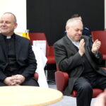 Kielce. Podsumowanie akcji "Choinka pod choinkę". Na zdjęciu (od lewej): ks. Krzysztof Banasik - zastępca dyrektora Caritas Diecezji Kieleckiej i ks. Stanisław Słowik - dyrektor Caritas Diecezji Kieleckiej / Radio Kielce