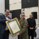 Kielce. Podsumowanie akcji "Choinka pod choinkę". Na zdjęciu (od lewej): Janusz Knap - prezes Radia Kielce, ppłk Marcin Matczak - szef Wydziału Szkolenia CPdMZ w Kielcach i ks. Krzysztof Banasik - zastępca dyrektora Caritas Diecezji Kieleckiej / Radio Kielce