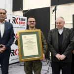 Kielce. Podsumowanie akcji "Choinka pod choinkę". Na zdjęciu (od lewej): Janusz Knap - prezes Radia Kielce, ppłk Marcin Matczak - szef Wydziału Szkolenia CPdMZ w Kielcach, ks. Stanisław Słowik - dyrektor Caritas Diecezji Kieleckiej i ks. Krzysztof Banasik - zastępca dyrektora Caritas Diecezji Kieleckiej / Radio Kielce