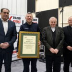 Kielce. Podsumowanie akcji "Choinka pod choinkę". Na zdjęciu (od lewej): Janusz Knap - prezes Radia Kielce, inspektor Artur Bielecki - zastępca komendanta wojewódzkiego policji w Kielcach, ks. Stanisław Słowik - dyrektor Caritas Diecezji Kieleckiej i ks. Krzysztof Banasik - zastępca dyrektora Caritas Diecezji Kieleckiej / Radio Kielce