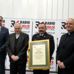 Kielce. Podsumowanie akcji "Choinka pod choinkę". Na zdjęciu (od lewej): Janusz Knap - prezes Radia Kielce, starszy brygadier Robert Sabat - zastępca świętokrzyskiego komendanta wojewódzkiego PSP w Kielcach, ks. Stanisław Słowik - dyrektor Caritas Diecezji Kieleckiej i ks. Krzysztof Banasik - zastępca dyrektora Caritas Diecezji Kieleckiej / Radio Kielce