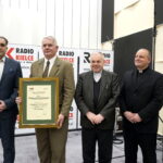 Kielce. Podsumowanie akcji "Choinka pod choinkę". Na zdjęciu (od lewej): Janusz Knap - prezes Radia Kielce, nadleśniczy Robert Płaski - Nadleśnictwo Kielce, ks. Stanisław Słowik - dyrektor Caritas Diecezji Kieleckiej i ks. Krzysztof Banasik - zastępca dyrektora Caritas Diecezji Kieleckiej / Radio Kielce