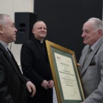 Kielce. Podsumowanie akcji "Choinka pod choinkę". Na zdjęciu (od lewej): ks. Stanisław Słowik - dyrektor Caritas Diecezji Kieleckiej, ks. Krzysztof Banasik - zastępca dyrektora Caritas Diecezji Kieleckiej i profesor Stanisław Adamczak / Radio Kielce