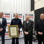 Kielce. Podsumowanie akcji "Choinka pod choinkę". Na zdjęciu (od lewej): Janusz Knap - prezes Radia Kielce, inspektor Artur Bielecki - zastępca komendanta wojewódzkiego policji w Kielcach, ks. Stanisław Słowik - dyrektor Caritas Diecezji Kieleckiej i ks. Krzysztof Banasik - zastępca dyrektora Caritas Diecezji Kieleckiej / Radio Kielce